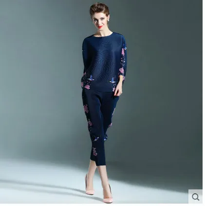 Рисунок 2 - Женский костюм с принтом в стиле ретро