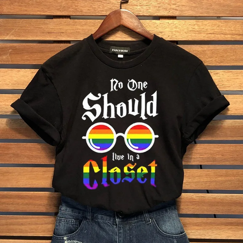 Pride Lgbt Lesbian No One Should Live in a closet Print T-shirts For Women Love Tee Shirt Female Short Sleeve Tees S-2XL