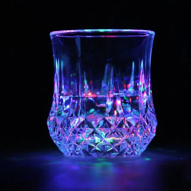 HTAIGUO Tasses à LED Lumineuses Tasses à Flash LED Verres à Boire Amusants Lumineux  Verres Lumineux pour Bar Night Club Fête Anniversaires Mariages Événements  Sportifs (12)