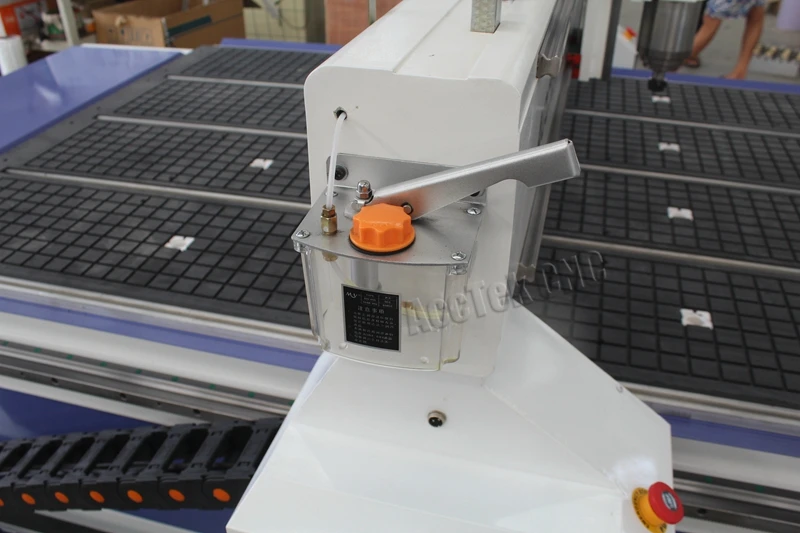 Конкурентоспособная цена и точность cnc маршрутизатор машины AKM1325 для продажи