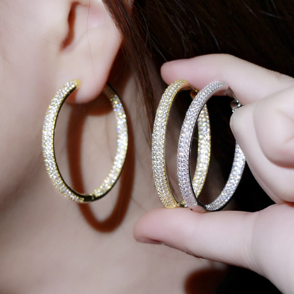 Orecchini a cerchio in oro 9 kt con pavé di zirconia cubica
