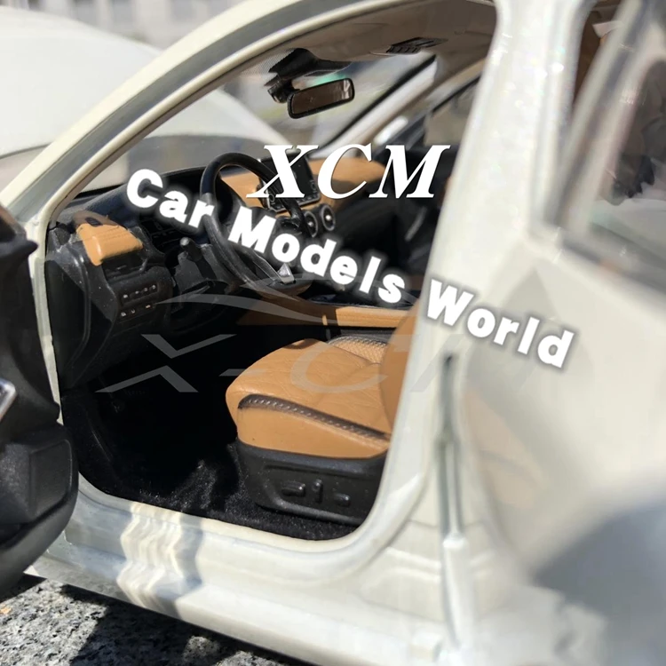 Литая под давлением модель автомобиля для Sylphy 1:18(белый)+ маленький подарок