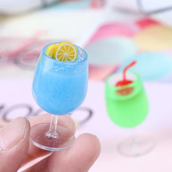 

1Pcs Resin Cocktail Cup Simulation Drink Glass Model Toy Doll House Decoration Scale 1/12 Dollhouse Miniature Accessories