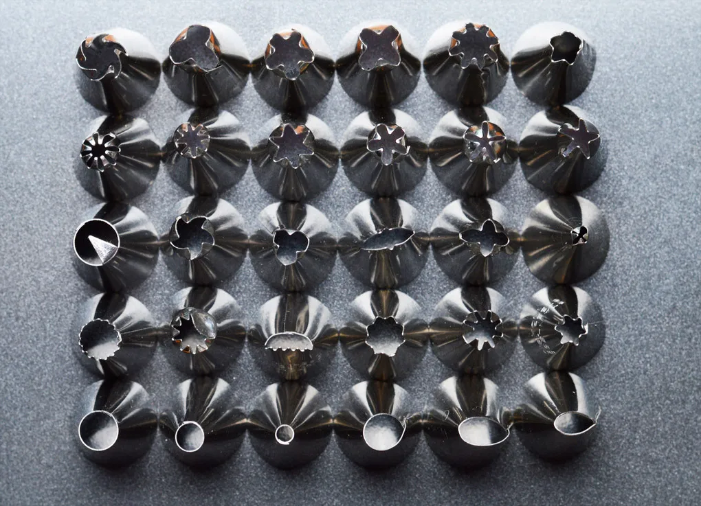 Manufacturers Wholesale 430 Stainless Steel Decorating Nozzle Pattern Decorating Tool Delicacy Single-head Paperback Cake Decora