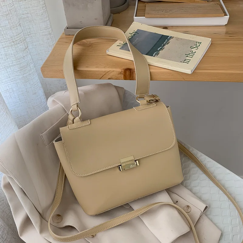 

2019 autumn and winter and autumn new shoulder bag large capacity simple wild Messenger retro handbag