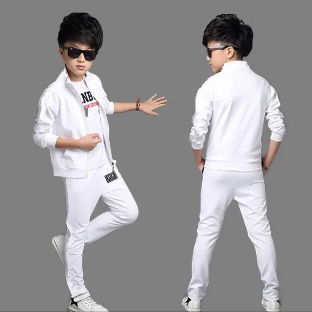 가을철 시즌에 완벽한 아이들의 세련된 가을 스포츠 정장