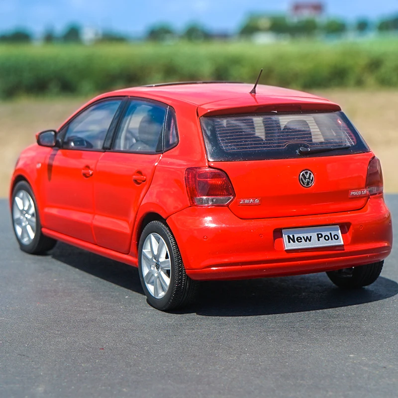 Оригинальный авторизованный подлинный Сплав 1:18 Volkswagen New Polo 2013 Желтая модель