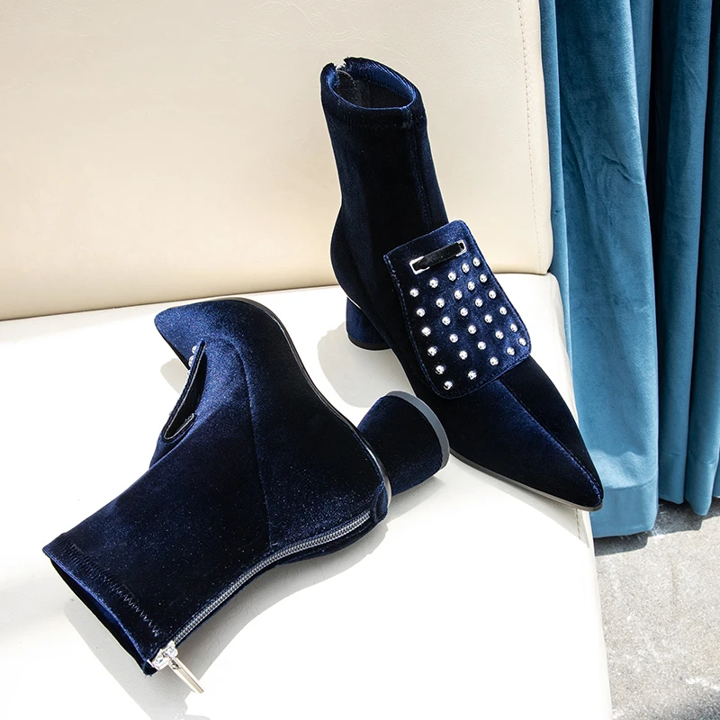 Chaussures femme Новая зимняя обувь женские ботинки-мартинсы, лаковая кожа с заклепками украшения ботинки в байкерском стиле; женская обувь; mujer