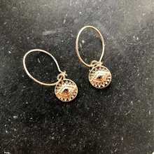 Симпатичные Золотой цвет обшивки глаз в круг Шарм Хооп Серьги для женщин