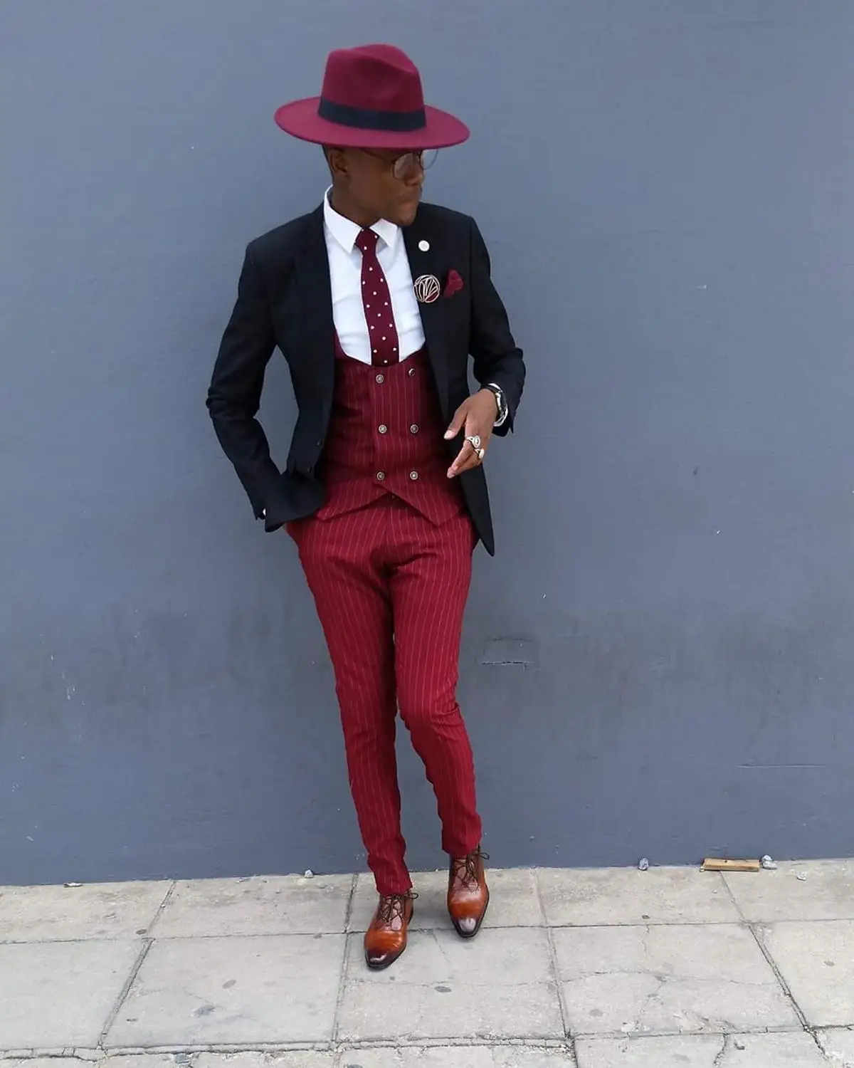 

New Style Slim Fit Men Suits for Wedding 3Pcs Black Jacket Red Striped Vest with Pants Tuxedo Groom Groomsman Custom Plus Size