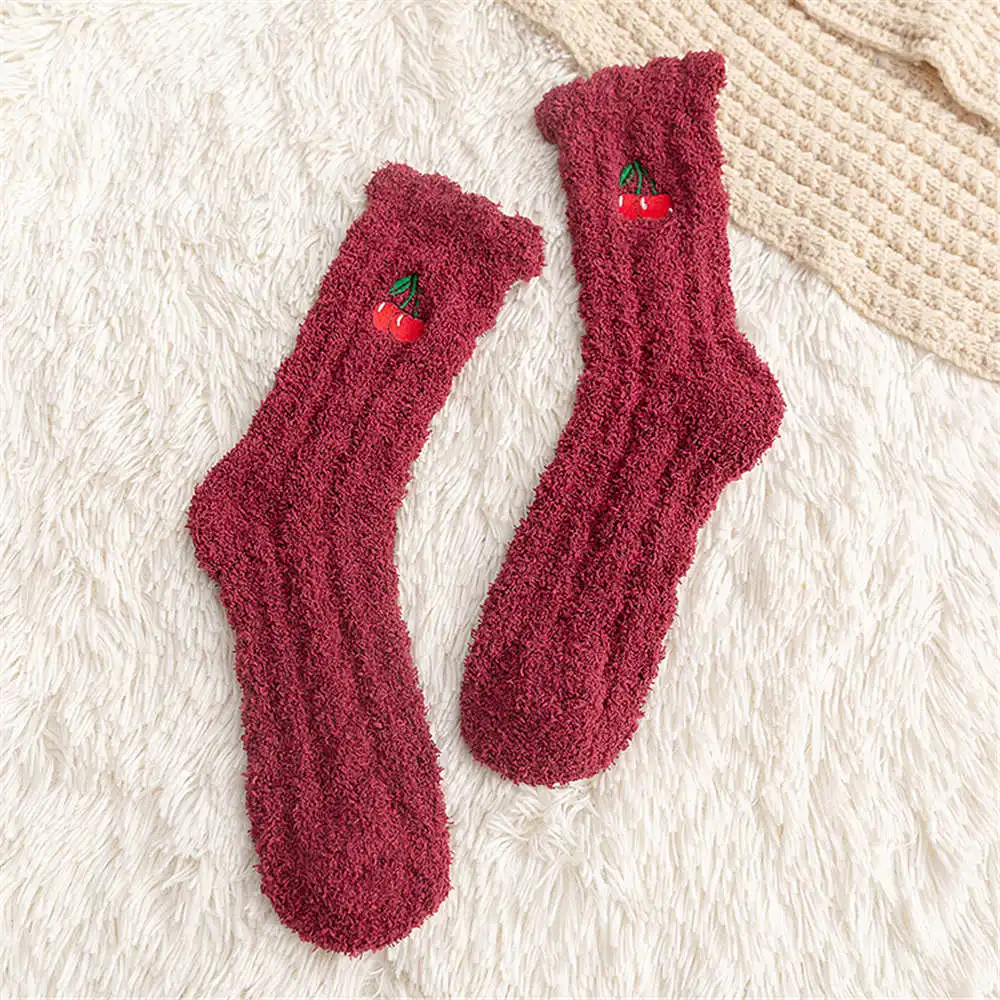 Женские зимние плюшевые теплые носки для сна с вышивкой в виде фруктов, авокадо, клубника, персик, вишня, груша, домашние свободные носки из кораллового флиса, подарок - Цвет: Red Cherry