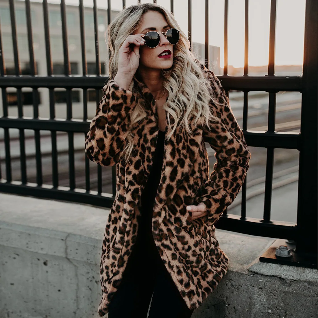 

Autumn and winter new lady's fur-like coat imitating mink's fur collar classic leopard print medium-length woman's coat