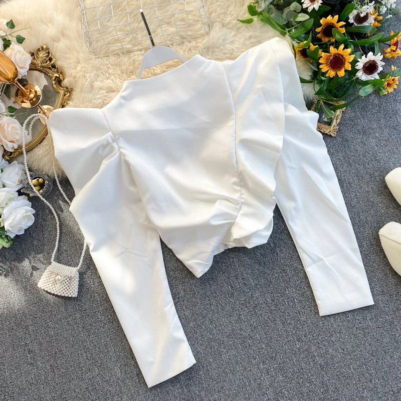 Женская куртка с оборками ALPHALMODA короткая приталенная длинными рукавами на