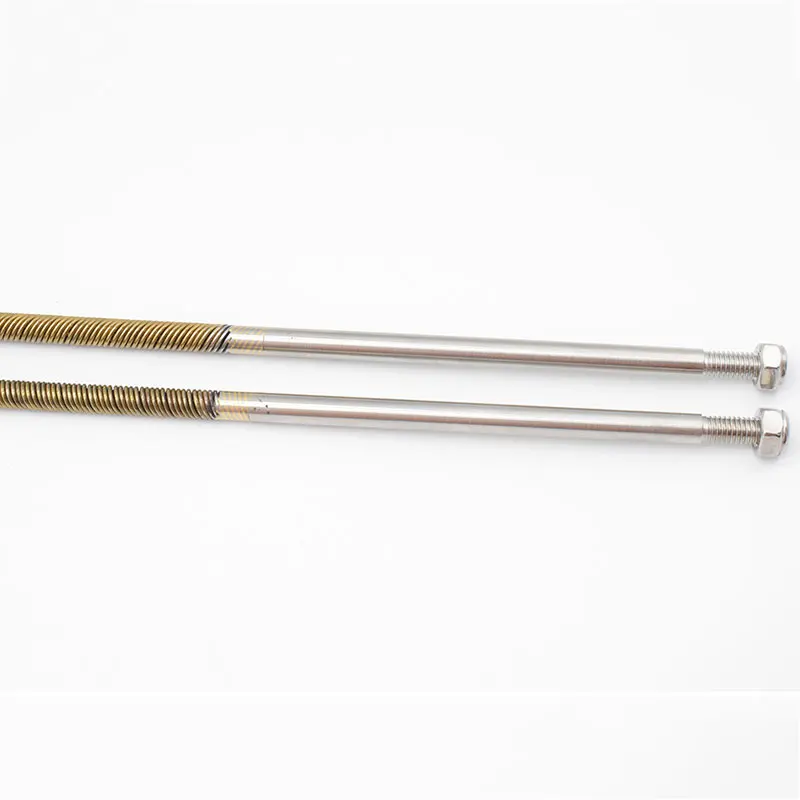 Arbre flexible 6.35mm 1/4" pour bateau RC, mesurant 700mm de long, avec détails de la gaine protectrice.