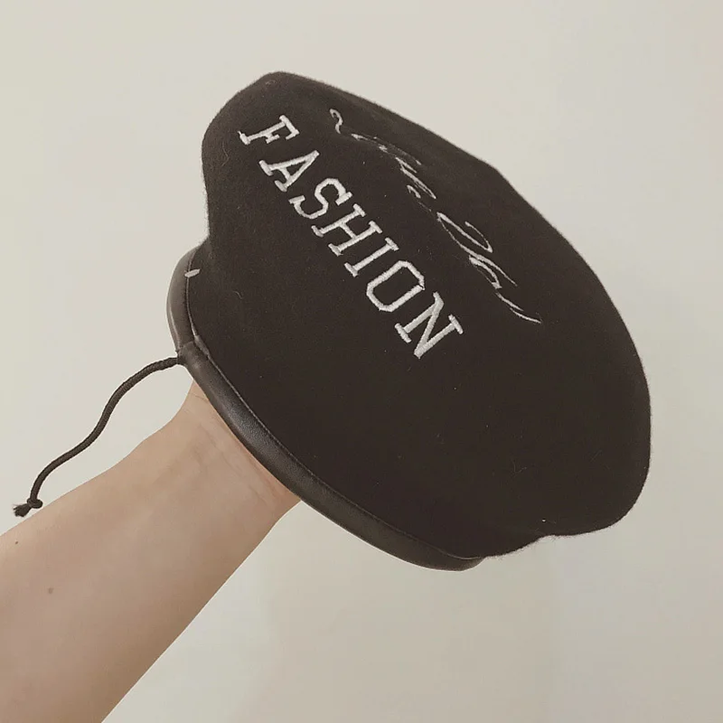 Новая мода шерсть белый Чёрный берет Кепка Военная кожа Sweatband Французский женский берет шапка с вышивкой зимняя теплая шапка