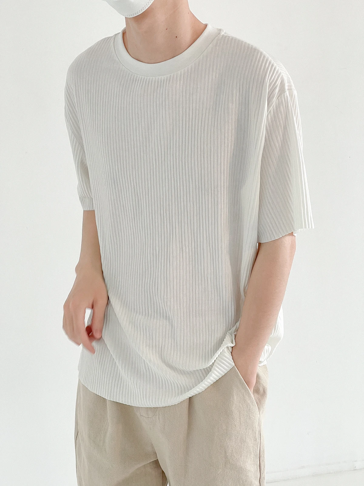 

Pleated short-sleeved T-shirt men's summer thin elastic drape ice silk top loose five-point sleeves high-end trend