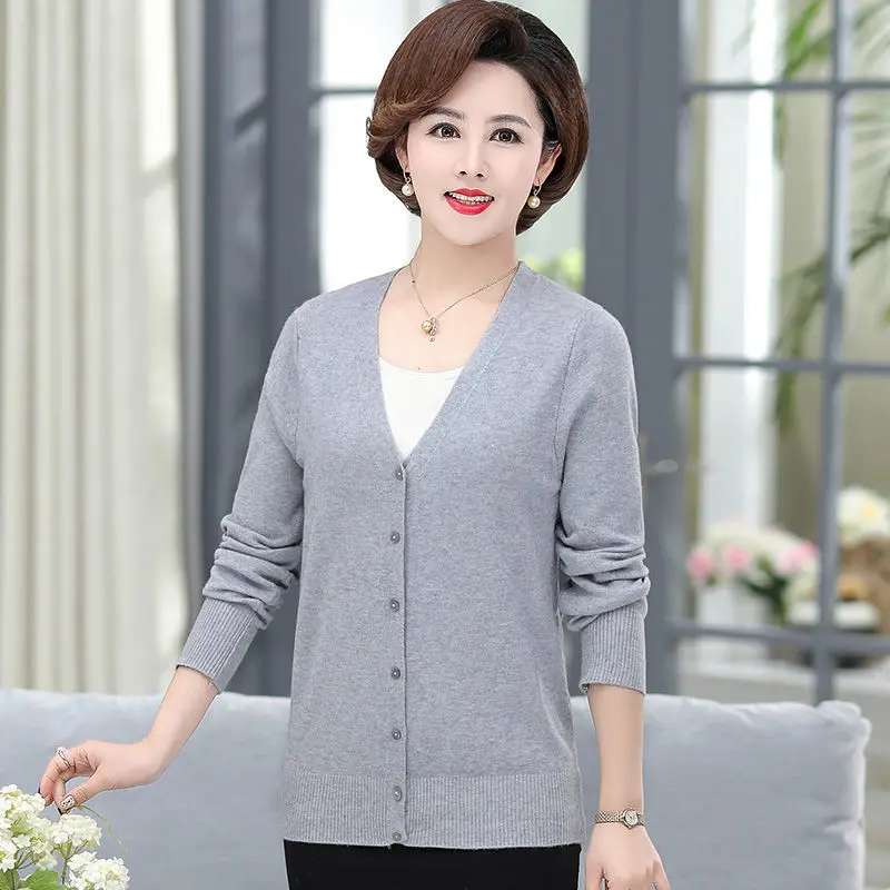 

Middle-aged and elderly women's new spring mother Joker sweater 40-50 years old grandma spring and autumn clothes cardigan