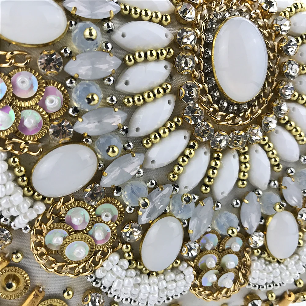 Pochette en satin doré brodée de perles Luxy Moon, vue en surface
