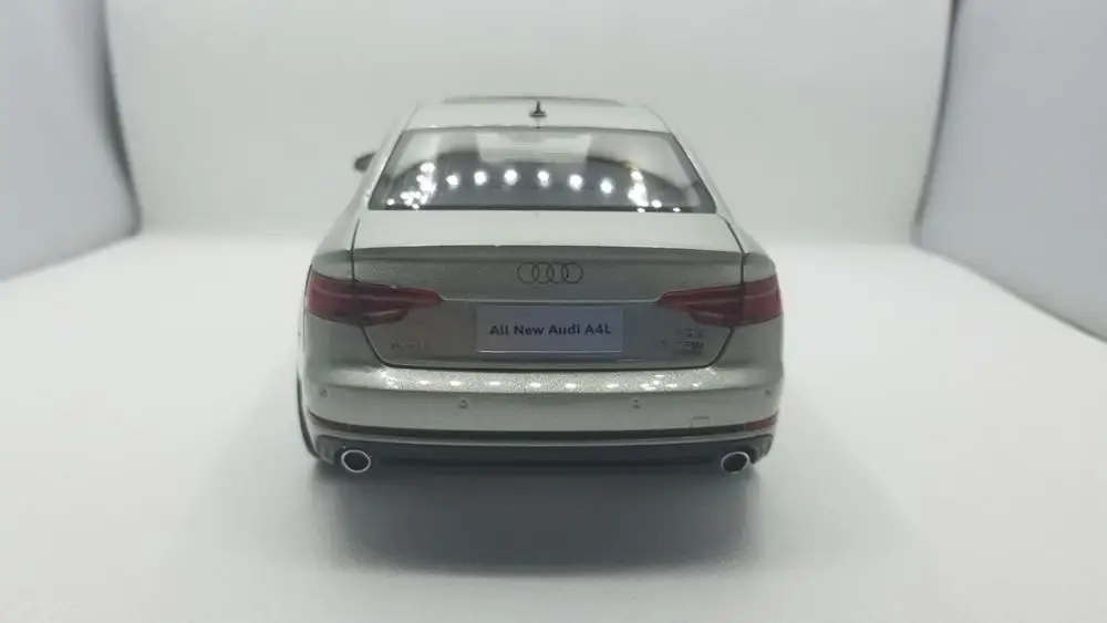 1:18 Модель литья под давлением для Audi A4L 2017 игрушечный автомобиль из золотого