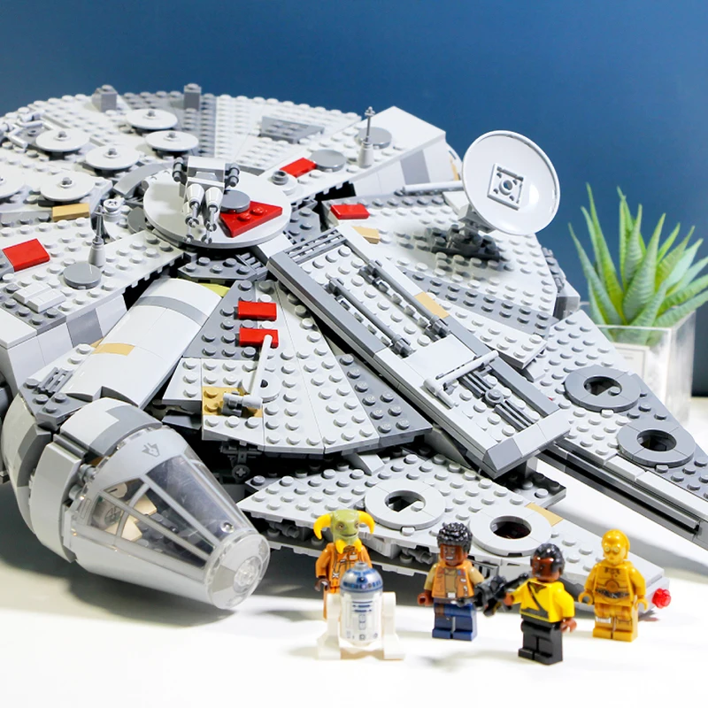 

Free Shipping 1351+pcs Building Blocks Famous Star Movie Spaceship Offset With 6Pcs Bricks Figures Collection Toys For Children