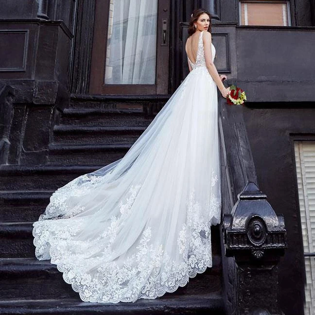 

Romantic Lace Applique V Neck A Line Wedding Dresses 2020 Stylish Backless Court Train Bridal Gowns Off the Shoulder Bride Dress