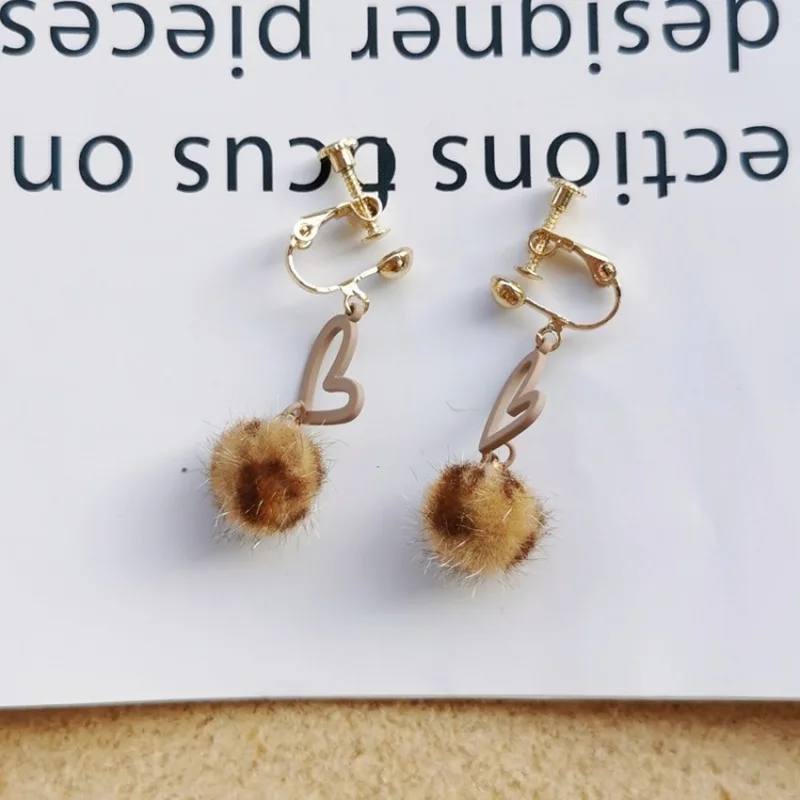 Корейская мода осень и зима леопард Hairball Любовь клип серьги личности темперамент девушка женские ювелирные изделия аксессуары