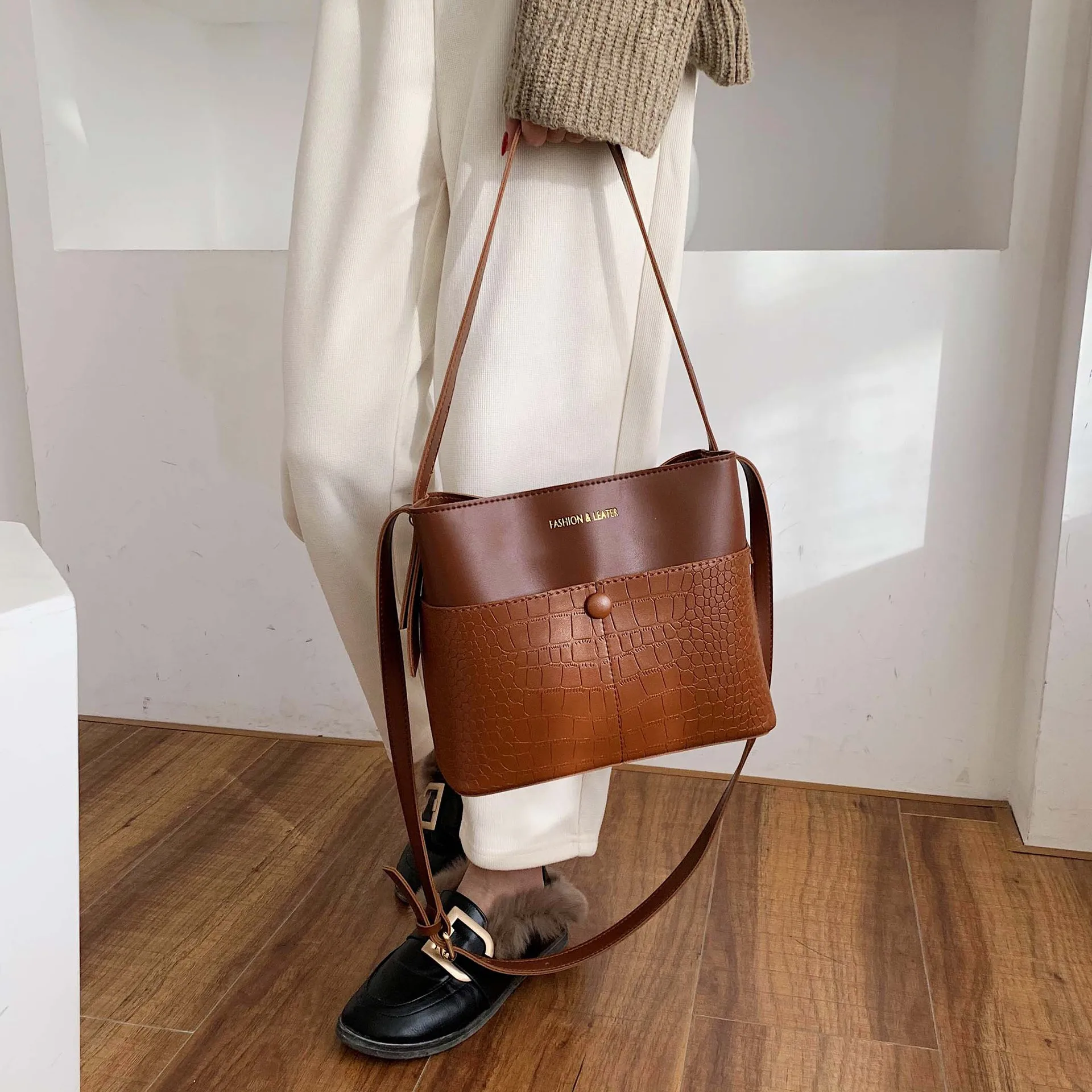 

Bag Women's 2019 Winter New Style Korean-style Fashion Crocodile Pattern Large Capacity Bucket Bag Versatile Simple Crossbody Ba