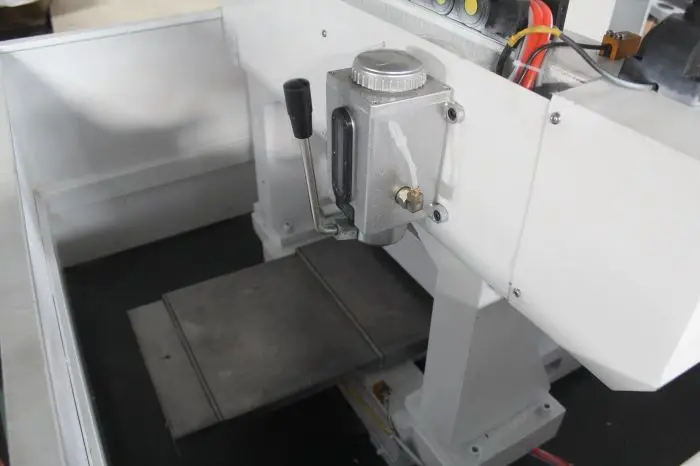 AccTek завод дизайн мини cnc прессформы гравировальный станок с 3.2kw водяного охлаждения шпинделя специально для металла