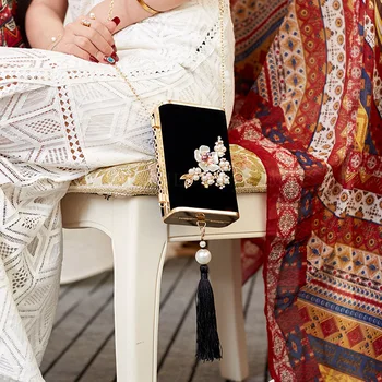 

Women's Bag Slant Across Chain Single Shoulder Bag Pearl Flower Retro Dinner Bag Elegant Fashion Box Bag Strong Convenient