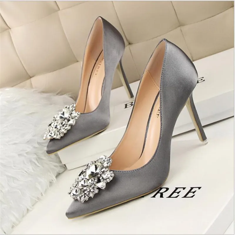 Серый BIGTREE/серебристые, серые, черные женские свадебные туфли; женские туфли-лодочки из искусственного шелка, сатина, со стразами и кристаллами; туфли на высоком каблуке-шпильке - Цвет: Серый