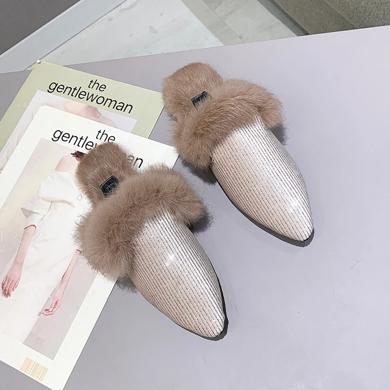 Брендовая обувь на плоской подошве с острым носком и кроличьим мехом; женские пушистые тапочки; женские блестящие фланелевые меховые шлепанцы - Цвет: Бежевый