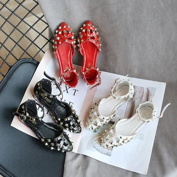 

2020 new fashion children's sandals girls summer princess shoes fashion rivet hollow patent leather student single shoes