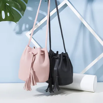 

Spring and summer Korean version of the new female bag shoulder messenger bag retro tassel drawstring bucket bag