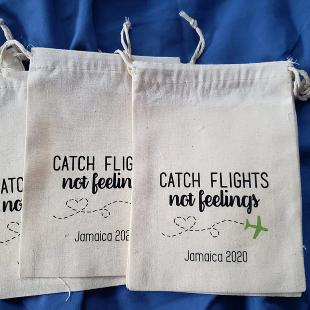 Set-of-10-personalize-any-text-Catch-Flights-Not-Feelings-Girls-Trip-Survival-Kit-Bags-Custom.jpg 10 -Es Készlet, Személyre Szabhatja A Szövegeket, Nem Érzések, Lányok Utazás Túlélési Készlet Táskák / Egyedi Esküvői Muszlin Pamut Fős - Image 4