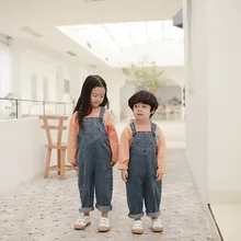 Новые джинсовые комбинезоны для мальчиков и девочек, весенние модные длинные штаны с карманами для девочек 1-6 лет