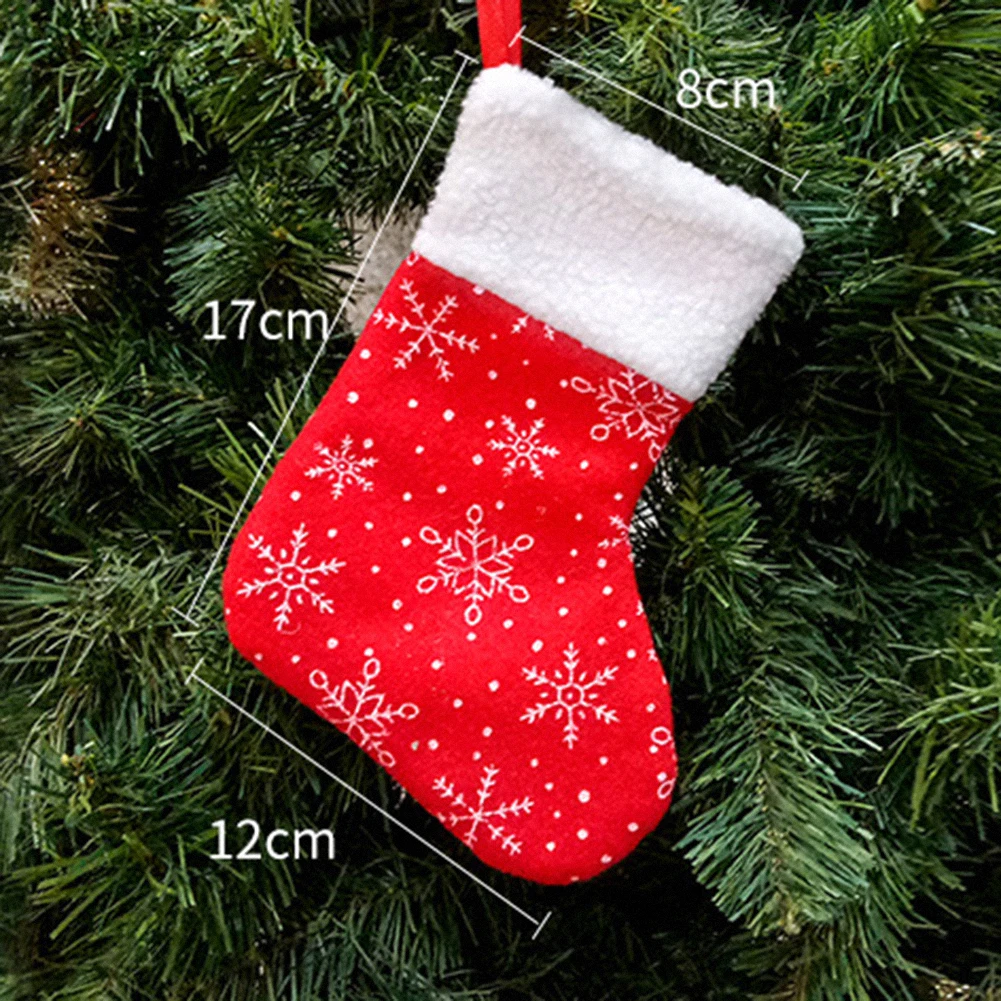 Рождественские чулки, рождественские чулки, украшенные зелеными и красными носками