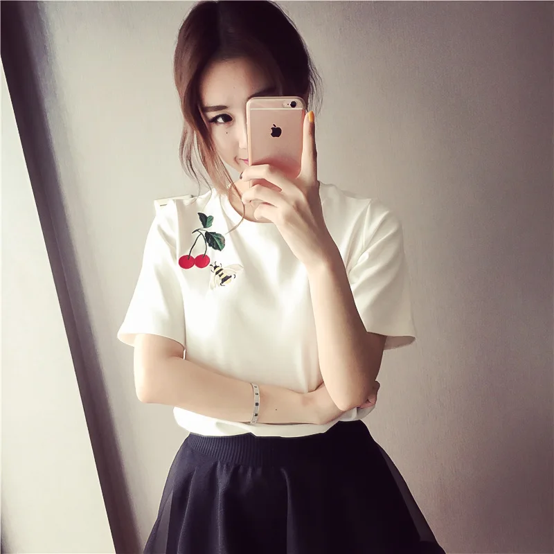

Spring and summer loose round neck bee cherry embroidery T-shirt blouse