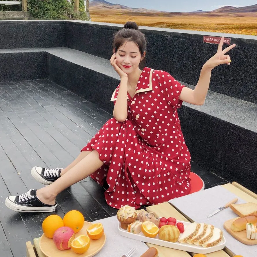 

Photo Shoot Victoria INS Hepburn Wind Retro Red Wave Point Covered Edge Fold-down Collar Short Sleeve Waist Hugging Flounced Dre