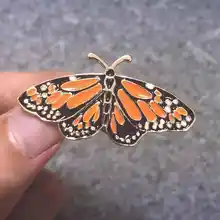 Бабочка эмалированная брошь-кнопка
