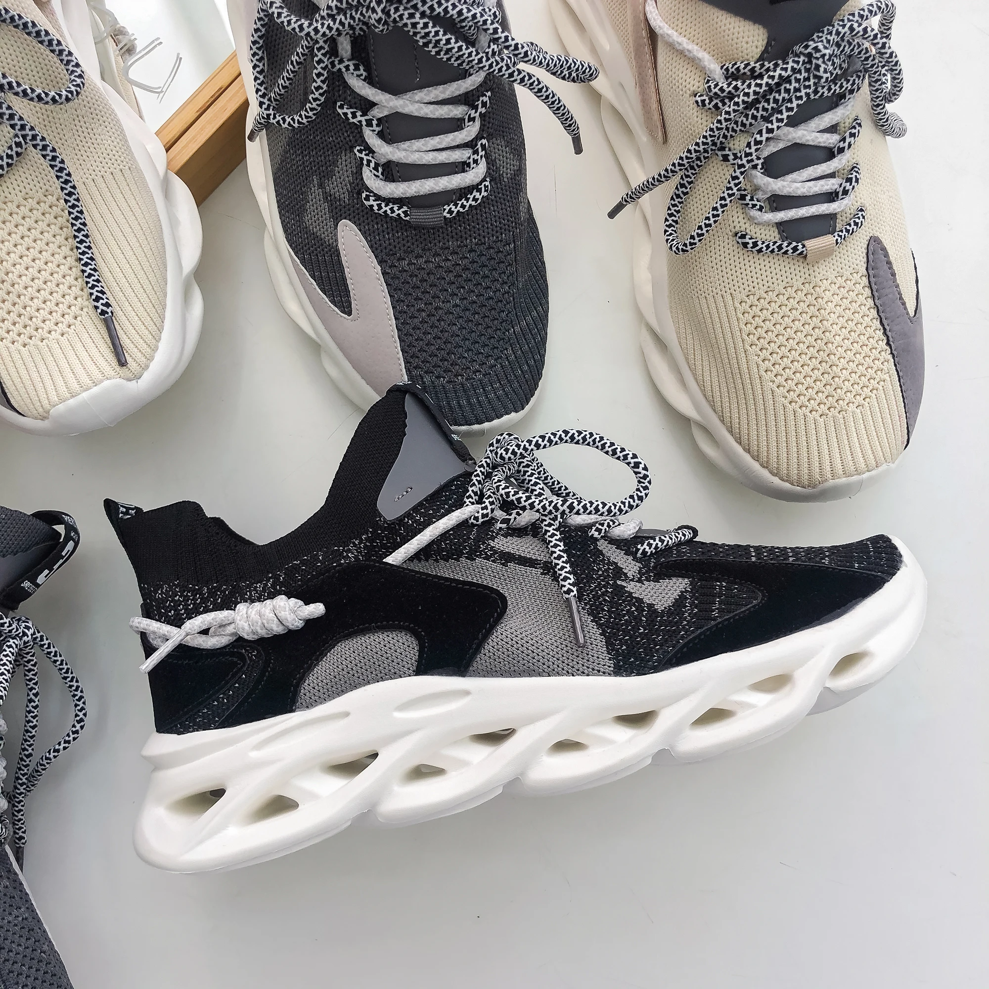 

2020 Hot Shoes Running Mens Lace Up Walking Sneakers Men Mesh Breathable Men Sports Sneakers FlyWire Jogging Sneakers Men