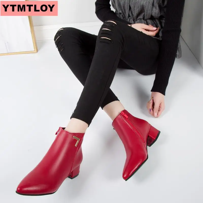 Красная женская обувь на низком каблуке; тонкие ботинки; коллекция года; сезон осень-зима; Новые полусапожки с острым носком; матовые ботинки «Челси»