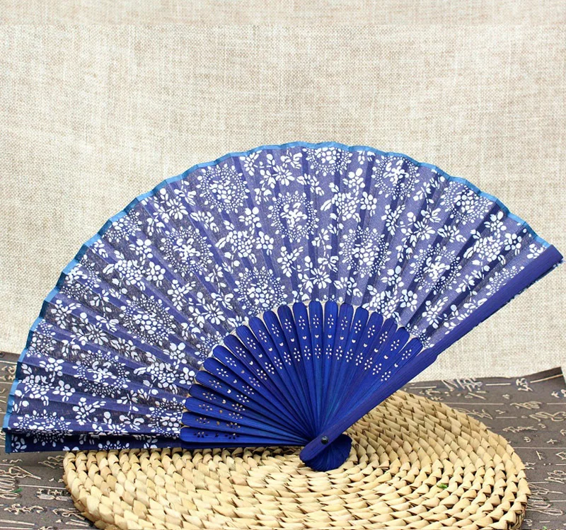Синий тканевый Ручной Веер крутой летний классический цветочный дизайн в китайском стиле с окрашенной синей бамбуковой рамкой сувенир для свадебной вечеринки декор