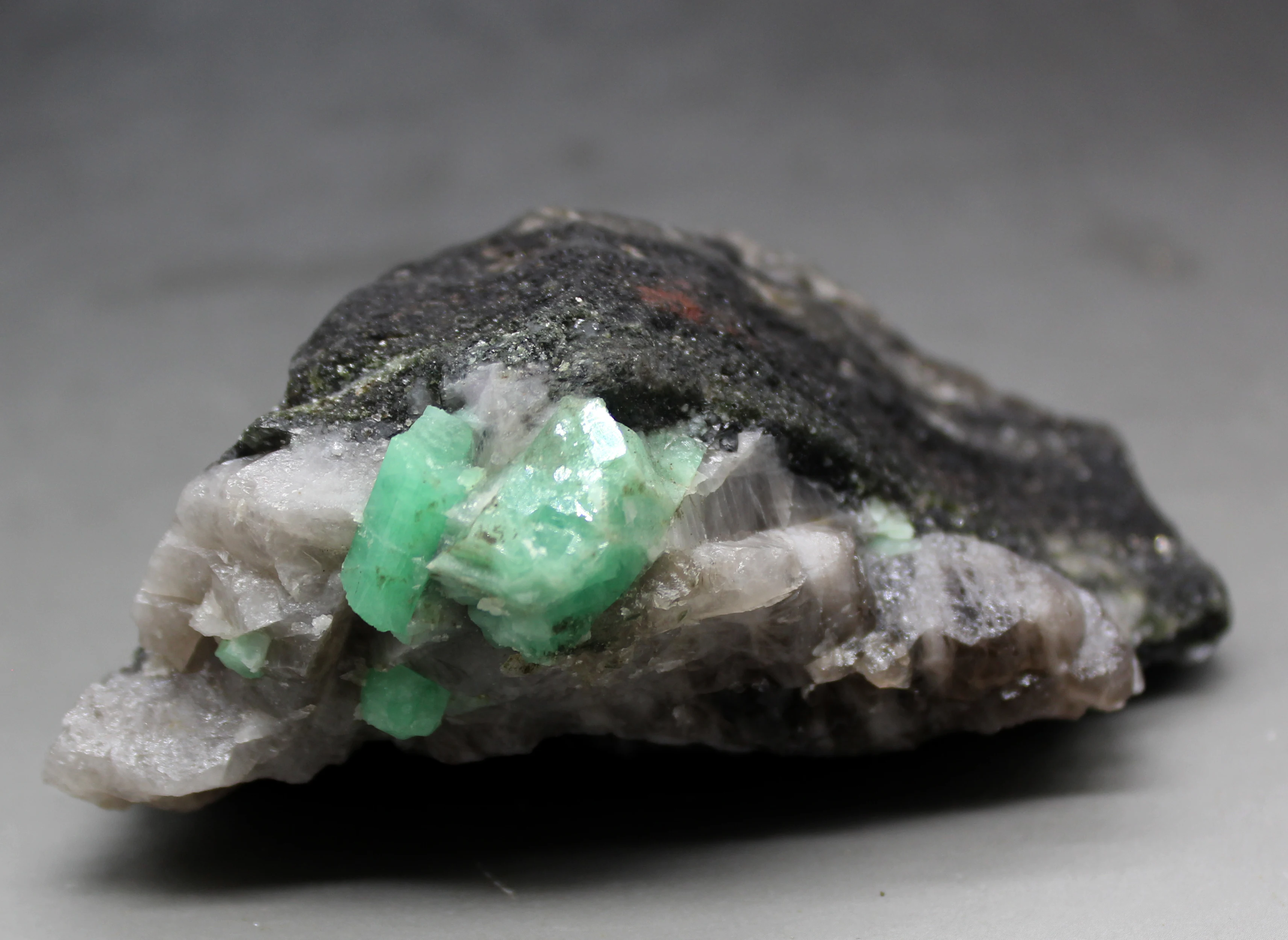 

Big!359g Natural gem-grade green emerald mineral crystal specimens stones and crystals quartz crystals from china