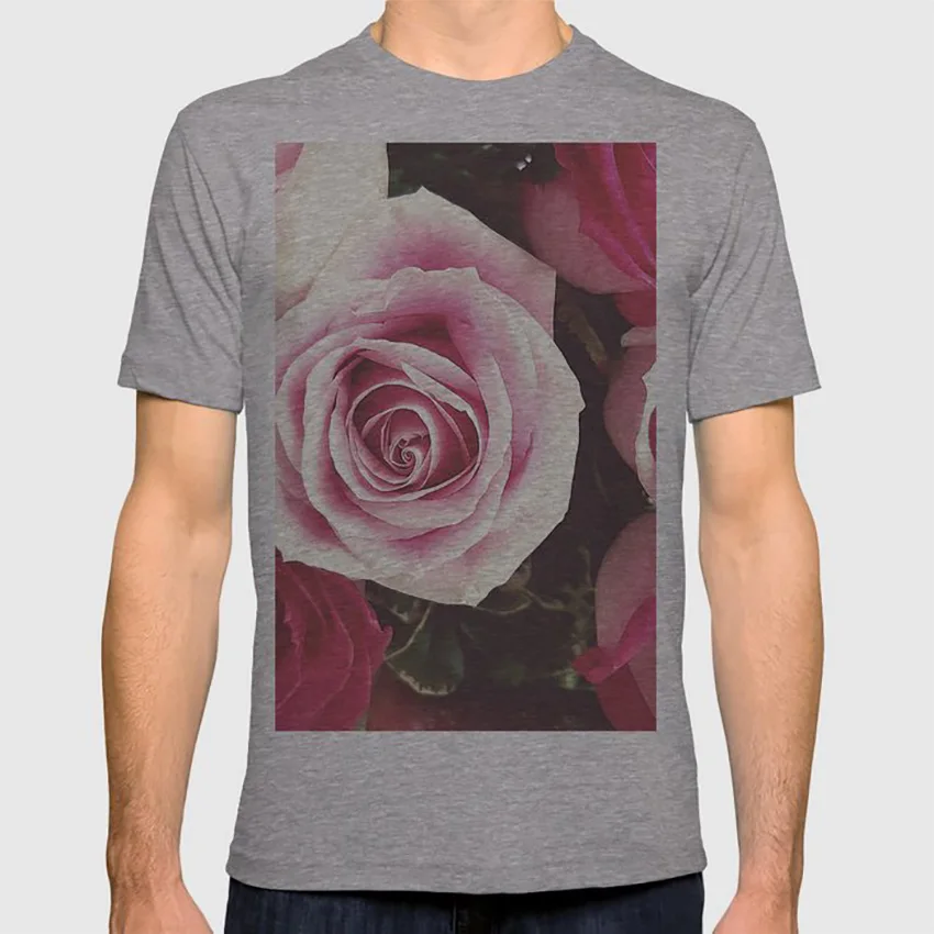 Футболка с надписью «Roses are Love»; цвет розы; букет роз; цвет белый, красный; красивый цветочный Рисунок