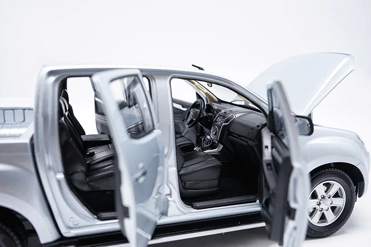 Авторизованный подлинный 1:18 Isuzu D-MAX пикап Модель литья под давлением игрушечный грузовик модель для Рождественский подарок