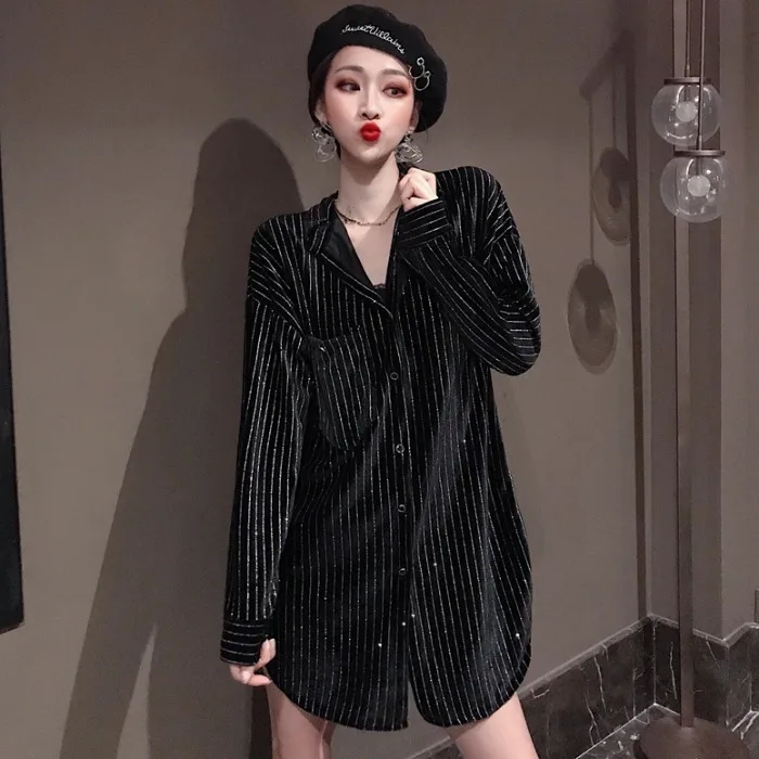 Herfst En Winter Losse Retro Fluwelen Shiny Loose-Fit Shirt Tops Vrouwen Mid-Lengte Veelzijdige Zwarte Verticale gestreepte Shirt Herfst En Winter Losse Retro Fluwelen Shiny Loose-Fit Shirt Tops Vrouwen Mid-Lengte Veelzijdige Zwarte Verticale gestreepte Shirt