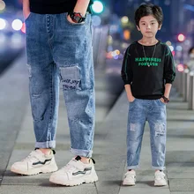 Модные стильные джинсы с дырками для мальчиков г. Осенние новые стильные повседневные штаны в Корейском стиле с надписями для больших мальчиков