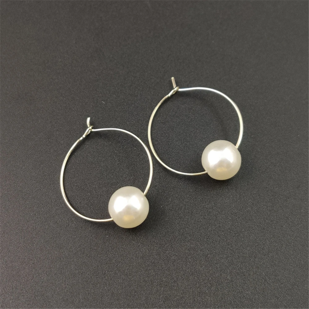 Женские серьги кольца серебристого цвета с искусственным