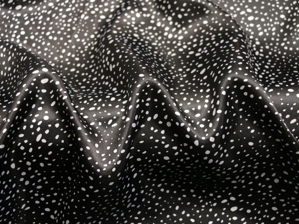 1 Meter x 1,48 Meter geometrischer Satinstoff, seidiges Charmeuse-Material mit Punkten – Detail 25