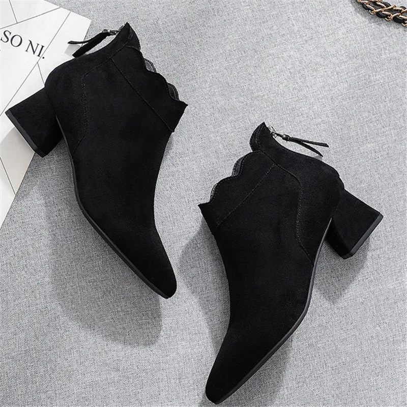 Женские ботинки; короткие ботильоны на резиновой подошве; однотонные черные ботинки из флока с волнистым узором на квадратном среднем каблуке с острым носком; зимние ботинки размера плюс